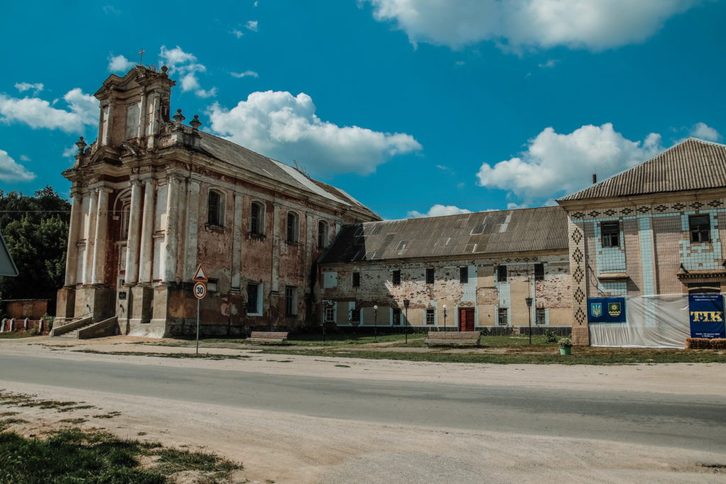 Іванів. Замок-палац та кляштор.